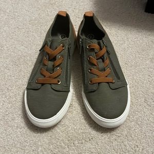 Cat & Jack Boy’s Canvas Sneakers